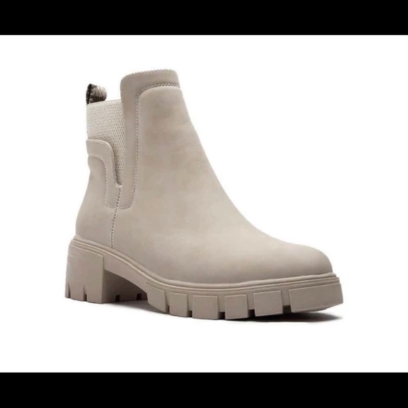 NEW Qupid Renley lug booties stone nubuck in size 5 - Picture 2 of 6